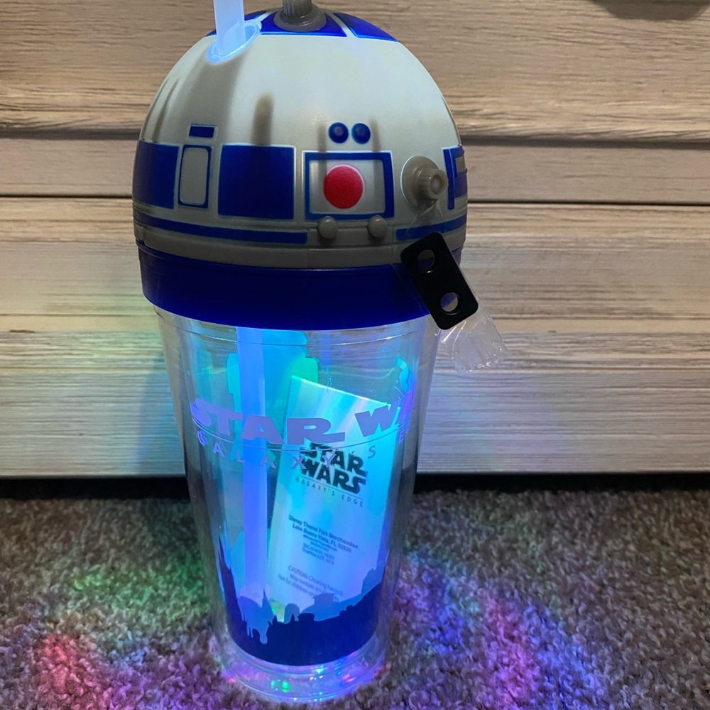 Star Wars Galaxy’s Edge 2019 Landing R2D2 Droid Light Up Sipper Cup